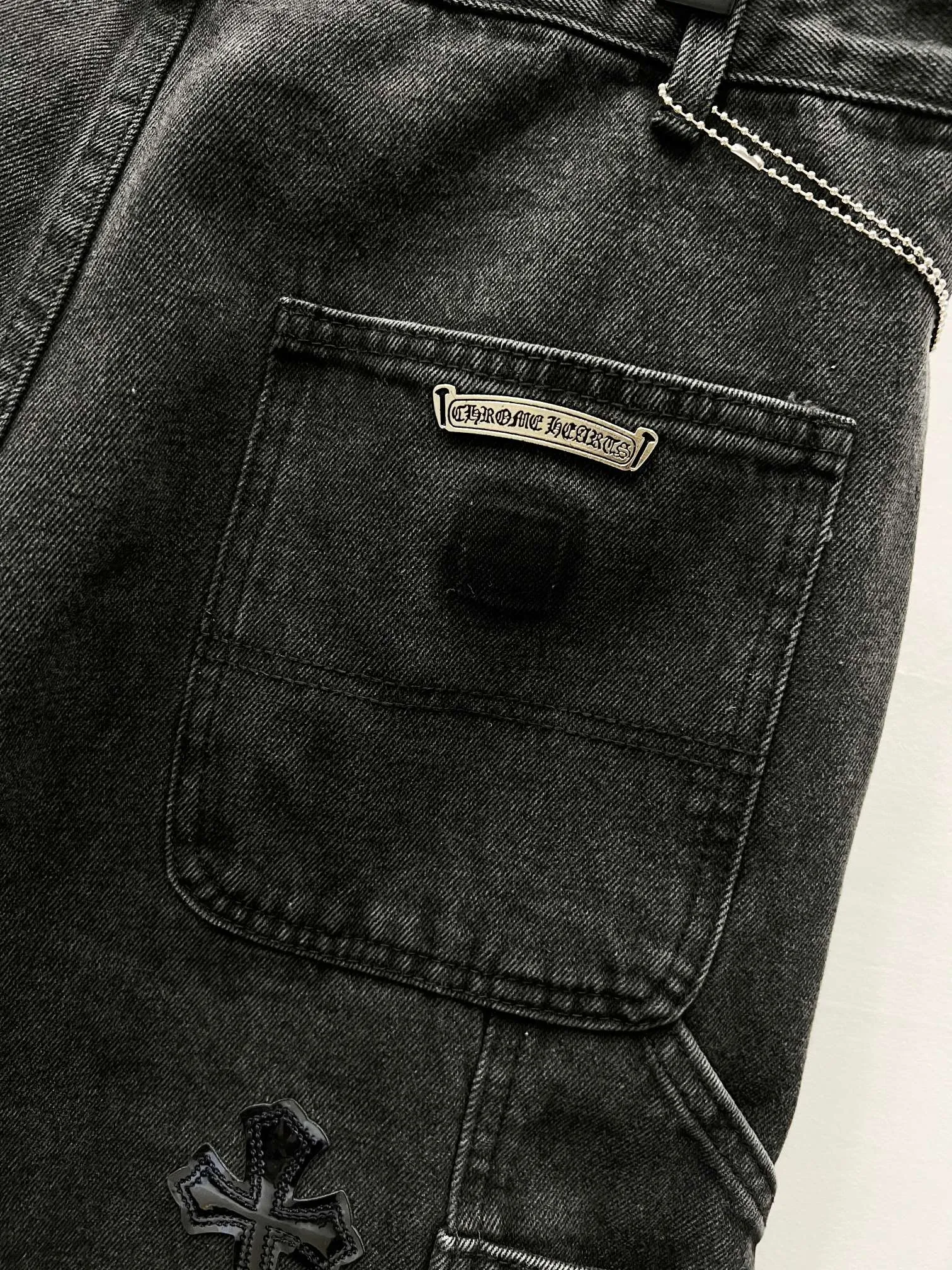 P270 Style No.: (K730) Chrome Hearts & Chrome Hearts 25FW CH workwear logging black and orange patchwork leather limited edition cow king jeans Chrome Hearts’ most popular color pants are made of beaded canvas fabric. Heavy washing makes the upper body of the fabric more textured and the pants are tall and straight! The three-dimensional cutting of the whole trousers is a masterpiece! The hardware is customized by zp. The beaded canvas fabric is thick and soft after being washed. It has good breathability. Customized small leather label. Unique design. The details are simple and elegant, and the workmanship is exquisite. The whole trousers are neatly routed and the details are in place! It’s so cool that both men and women can easily control the genderless trend!  Size: 30-32-34-36 Color: black